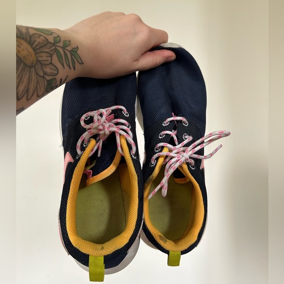 NIKE Roshe Run Running Low Navy Pink Shoes - Picture 3 of 9